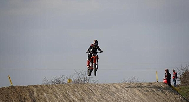 Şampiyon motosikletçi Berat Şenkalaycı babasının izinden gidiyor