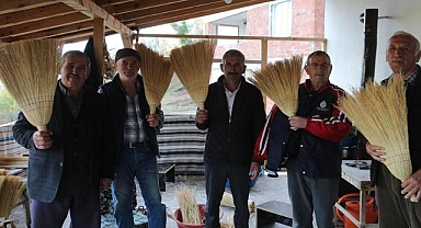 Süpürge üretimi Gökçeoluk köyündekilerin gelir kapısı olmaya devam ediyor