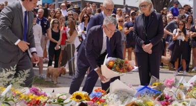 Sydney'deki silahlı saldırıda hayatını kaybeden 15 kişi için plajdaki anıta çiçek bırakıldı