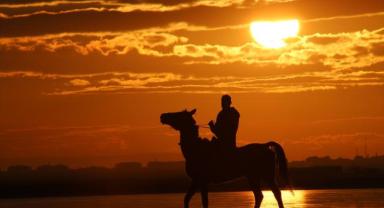 Tuz Gölü'nde gün batımı kızıl tonlarıyla görsel şölen oluşturdu