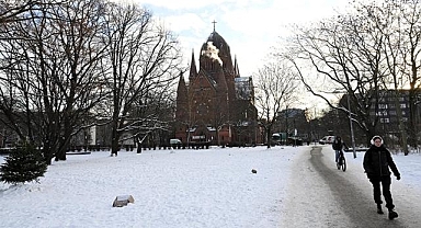 Almanya'da kar yağışı ve buzlanma hayatı olumsuz etkiledi