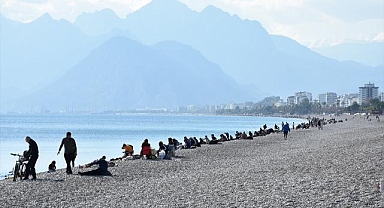 Antalya'da güneşli havayı fırsat bilenler sahillerde yoğunluk oluşturdu