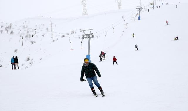 Bitlis'te kayak merkezinde yarıyıl tatili yoğunluğu yaşanıyor