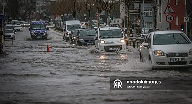 Bursa'da kuvvetli sağanak ve rüzgar etkili oluyor