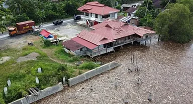 Endonezya'da şiddetli yağışların yol açtığı sellerde 9 kişi öldü