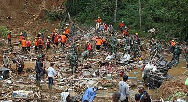 Endonezya'daki toprak kaymasında yaşamını yitirenlerin sayısı 25'e çıktı