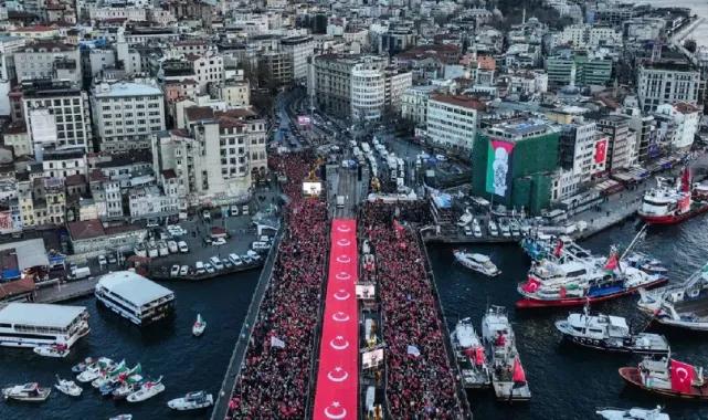 Filistin'e destek için on binlerce kişiden Galata Köprüsü'ne yürüyüş