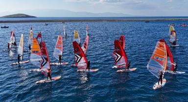 Foça'nın rüzgarı hem spor hem turizm için esiyor