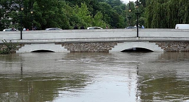 Fransa'da şiddetli yağışlar sebebiyle 5 vilayette sel uyarısı yapıldı
