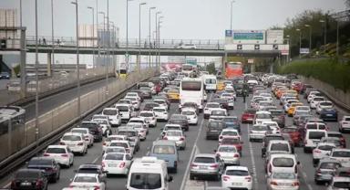 İstanbul'da haftanın ilk iş gününde trafik yoğunluğu yaşanıyor