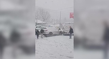 İstanbul'da kar nedeniyle oluşan hasarlı kazalar cep telefonu kamerasında