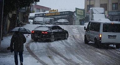 İstanbul'da kar yağışının da etkisiyle trafik yoğunluğu yüzde 81'e çıktı