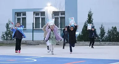 İstanbul'da öğrenciler karnelerini alarak yarıyıl tatiline başladı 