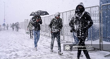 İstanbul'da yılın ilk kar yağışı etkisini giderek artırıyor