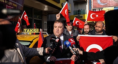 İzmir'de taksiciler Türk bayraklarıyla konvoy oluşturdu