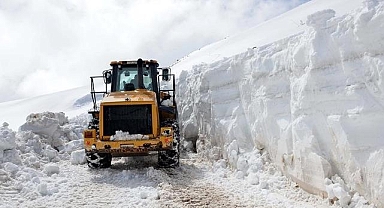 Kar nedeniyle kapanan yolu açılan köy sakini ekibi oynayarak karşıladı