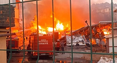 Konya'da sanayi sitesindeki depoda çıkan yangın söndürüldü
