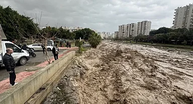 Mersin'de kuvvetli yağış hayatı olumsuz etkiliyor