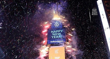 New York'taki Times Meydanı'nı dolduran yüz binlerce kişi yeni yıla konfeti yağmurunun altında girdi