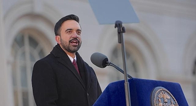 New York'un ilk Müslüman Belediye Başkanı Mamdani, halka açık törende yemin etti