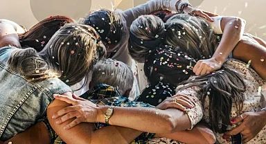 Kurulan tek taraflı bağlar, hayranlar için rahatlama aracıyken ünlüler için gelir kapısı