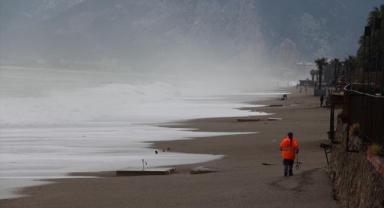 Antalya'da kuvvetli sağanak hayatı olumsuz etkiliyor