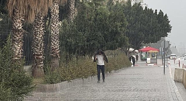 Antalya'da kuvvetli sağanak hayatı olumsuz etkiliyor 