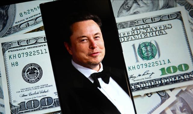 Elon Musk, serveti 800 milyar doları aşan ilk kişi oldu