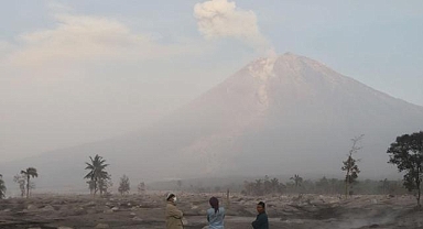 Endonezya'daki Semeru Yanardağı'nda 5 kez patlama meydana geldi