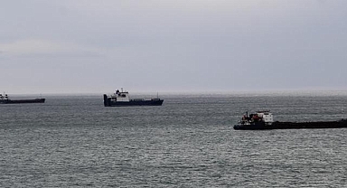 Fırtına uyarısı üzerine yük gemileri Sinop'un doğal limanına demirledi