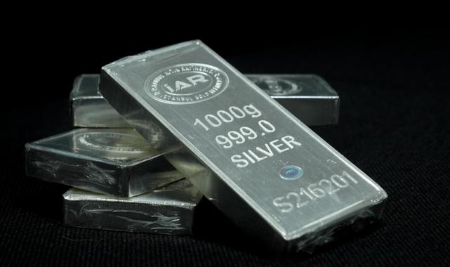 Gümüşün onsu tarihi zirveyi gördükten sonra yüzde 35 civarında geriledi