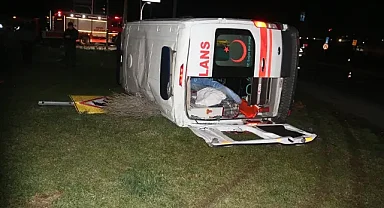Manisa'da ambulans ile otomobilin çarpıştığı kazada 5 kişi yaralandı