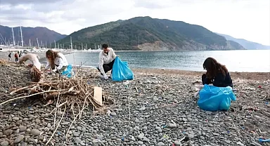 Marmaris'te fırtınanın sahile sürüklediği atıkları gençler topladı 