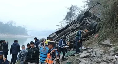 Nepal'de yolcu otobüsünün nehre düştüğü kazada 17 kişi öldü