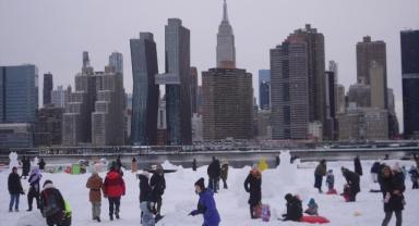 New York’ta şiddetli kar fırtınasının ardından halk karın tadını çıkardı