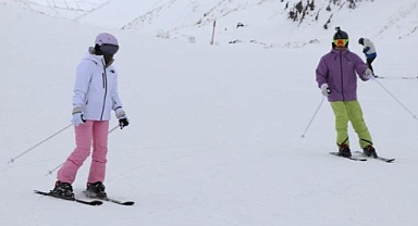 Palandöken Kayak Merkezi'nin otel ve pistleri tatilde kayakseverlerle doldu