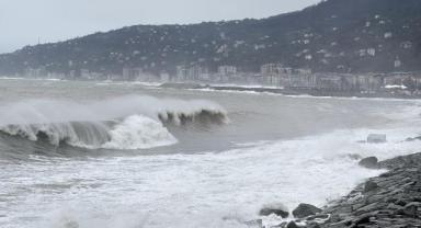 Rize ve Trabzon'da denizde fırtına etkili oldu