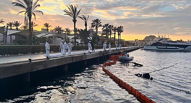Bodrum'da 7 motoryatın yanarak battığı limanda temizlik çalışması başlatıldı