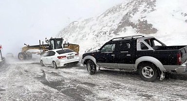 Çığ nedeniyle kapatılan Ardahan-Şavşat kara yolu ulaşıma açıldı