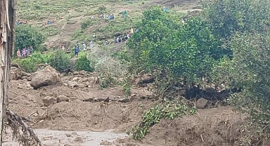Gümüşhane-Giresun kara yolu heyelan nedeniyle ulaşıma kapandı