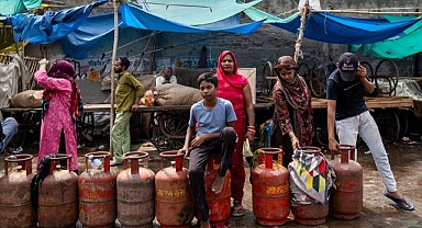 Hindistan hükümeti, Orta Doğu'daki gerilim nedeniyle benzin ve mazot vergisini düşürdü