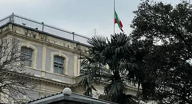 İran'ın İstanbul Başkonsolosluğunda bayraklar yarıya indirildi