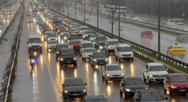 İstanbul'da yağmurun da etkisiyle sabah saatlerinde trafik yoğunluğu yaşanıyor