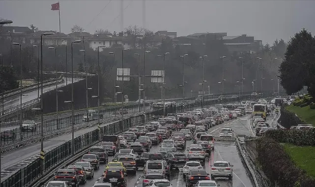 Bayram dönüşü yollar kilitlendi: İstanbul yönünde yoğunluk akşam zirve yapacak
