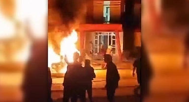 Küba'da elektrik kesintilerini protesto eden bir grup, Komünist Parti ofisini ateşe verdi