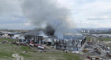 Ankara'da mobilya deposunda çıkan yangına müdahale ediliyor