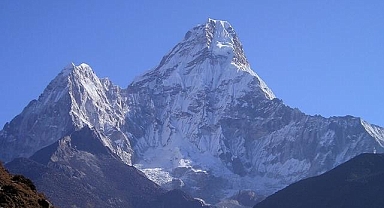 Everest'te 30 metrelik dev buz kütlesinin kapattığı yol nedeniyle dağcılar için yeni rota belirlendi 