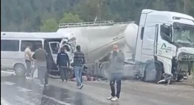 Isparta-Antalya karayolunda tır ile minibüs çarpıştı: Feci kazada yedi ölü yedi yaralı