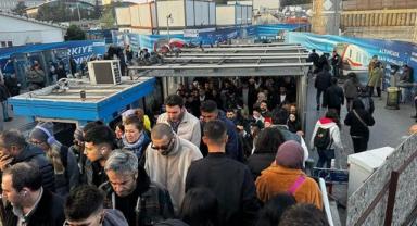 İstanbul'da bazı metrobüs duraklarında yolcu yoğunluğu yaşandı