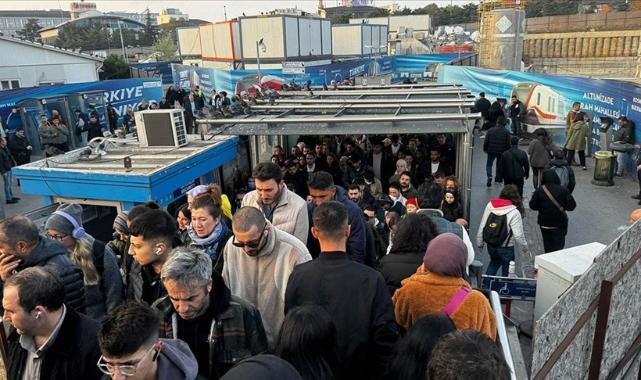 İstanbul'da bazı metrobüs duraklarında yolcu yoğunluğu yaşandı